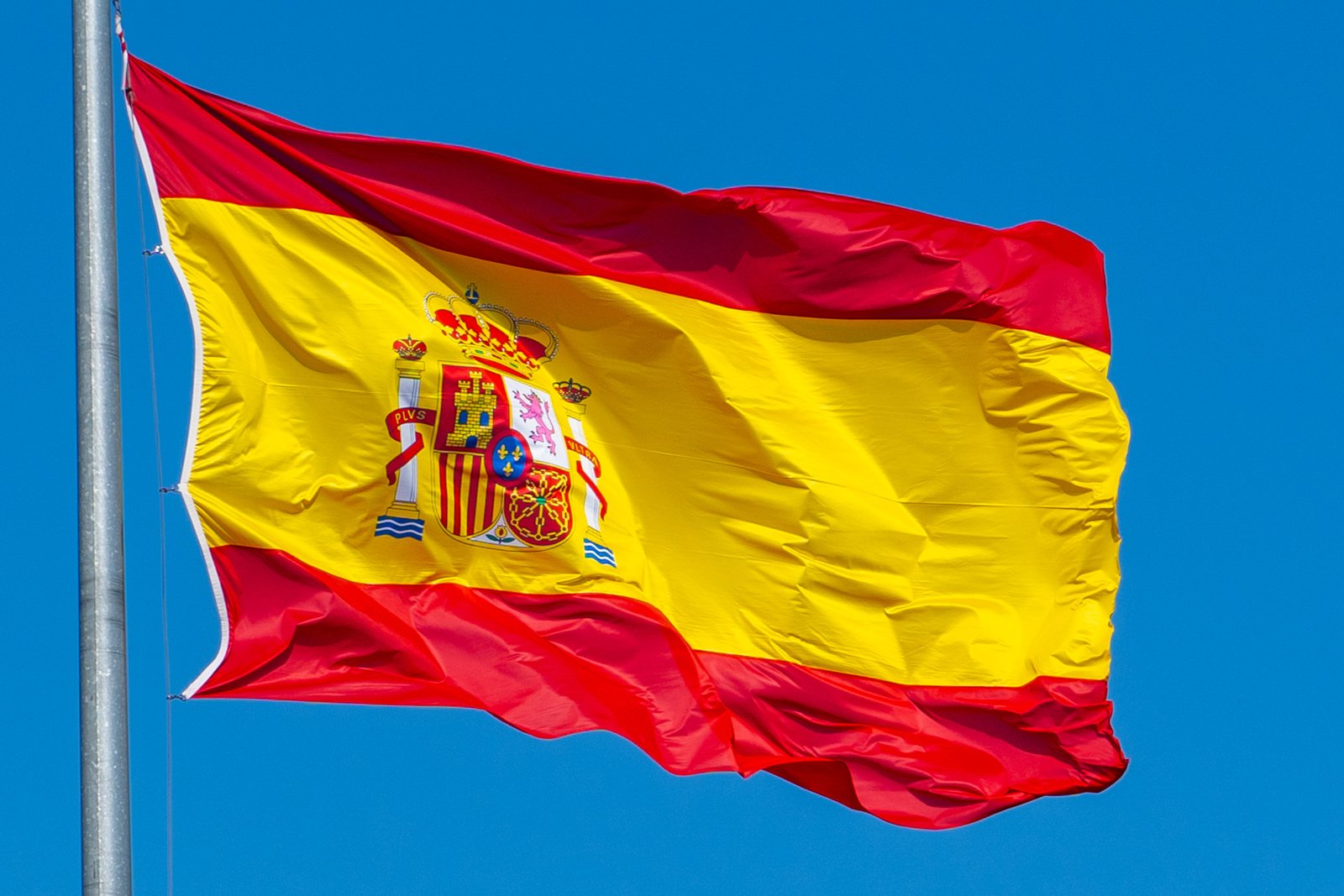 Bandera de España en la puerta de acceso a la Base Aérea de Morón, Sevilla (Francisco J. Olmo/Europa Press)