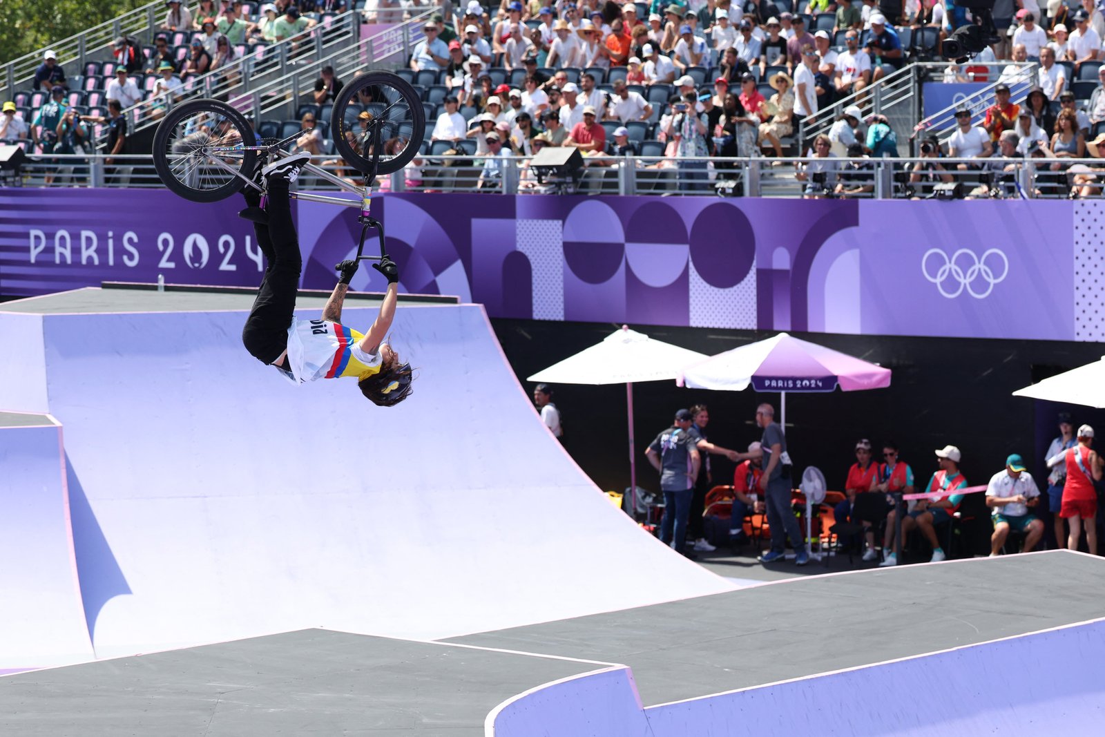 Queen Saray Villegas durante la ronda de clasificación en el BMX Freestyle de los Juegos Olímpicos - crédito Esa Alexander/REUTERS