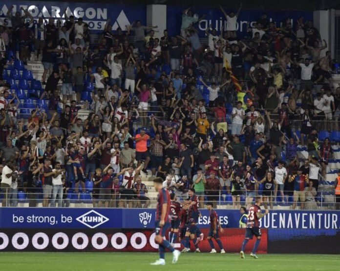 El Eibar desperdicia un 0-2 en El Sardinero y el Huesca se impone (2-1) al 'Depor en el último suspiro