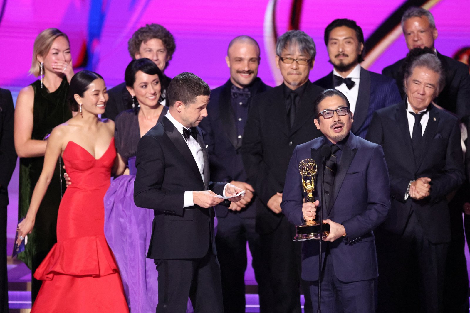 Hiroyuki Sanada y el equipo de Shogun recibieron el premio a mejor serie de drama (REUTERS/Mario Anzuoni)