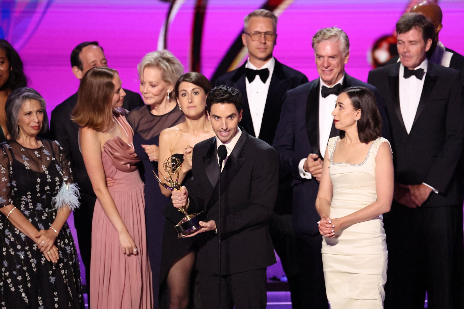 El elenco y el equipo de Hacks en los Premios Emmy 2024 al ganar como mejor serie de comedia (REUTERS/Mario Anzuoni)