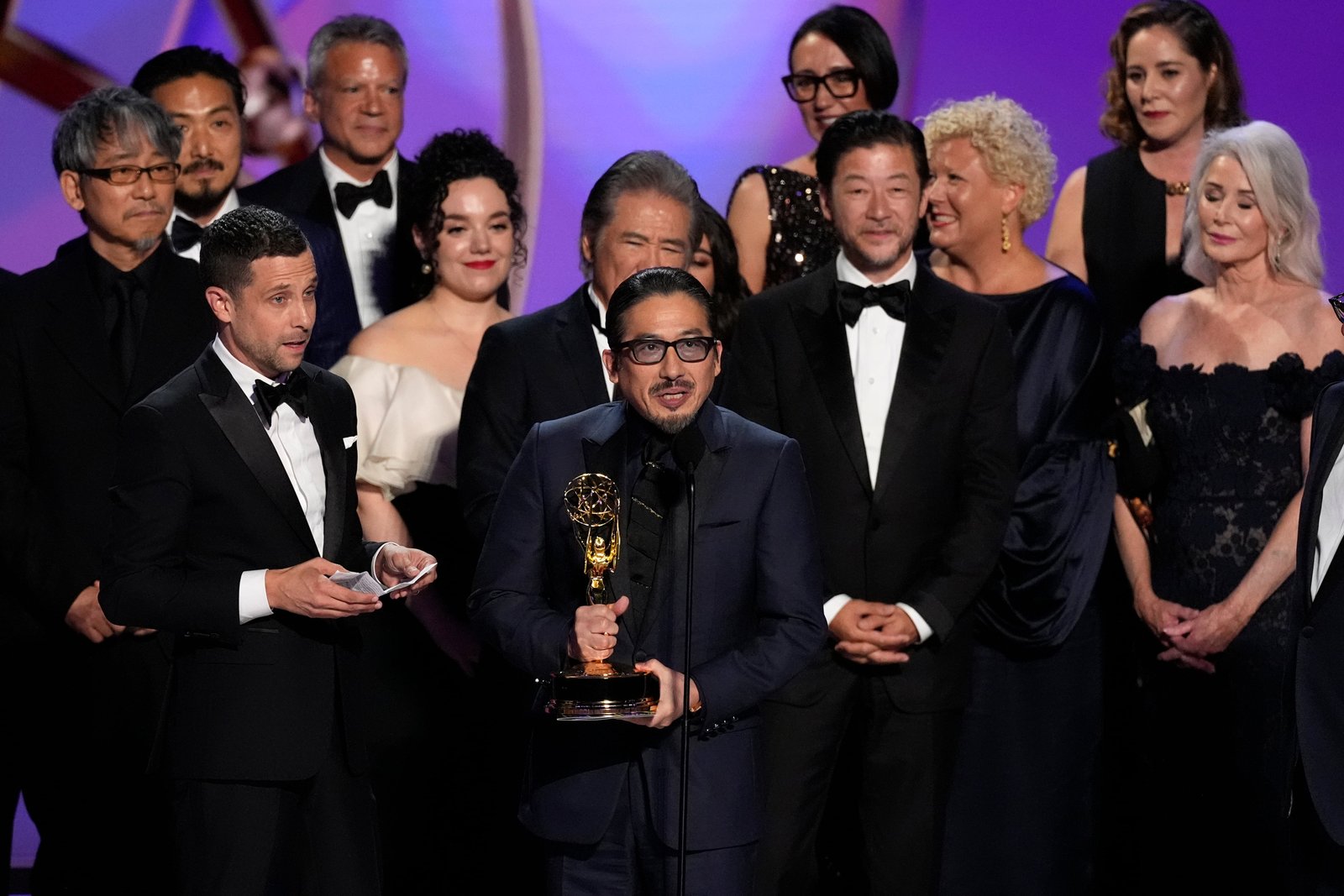 Justin Marks, centro, e Hiroyuki Sanada, centro derecha, y el equipo de Shogun aceptan el premio a la mejor serie dramática en la 76ª edición de los premios Emmy el domingo 15 de septiembre de 2024 en el Teatro Peacock en Los Ángeles. (Foto AP/Chris Pizzello)