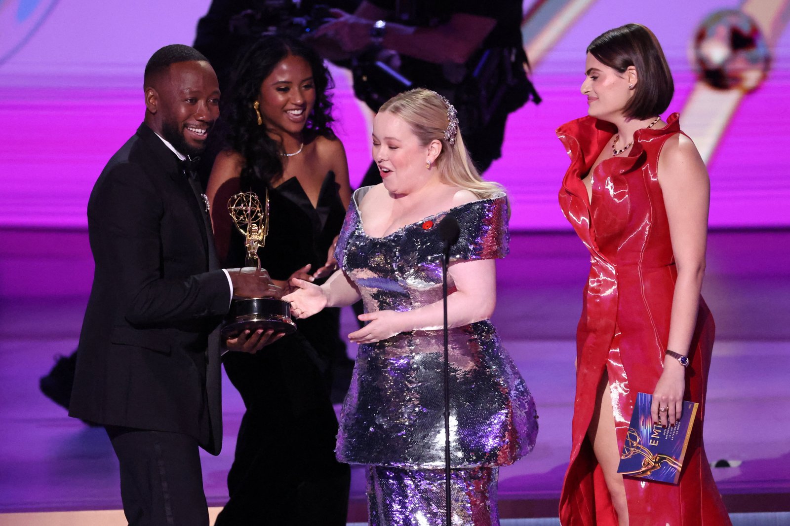 Lamorne Morris recibe su premio por Fargo de manos de Nicola Coughlan y Nava Mau en los Premios Emmy (REUTERS/Mario Anzuoni)