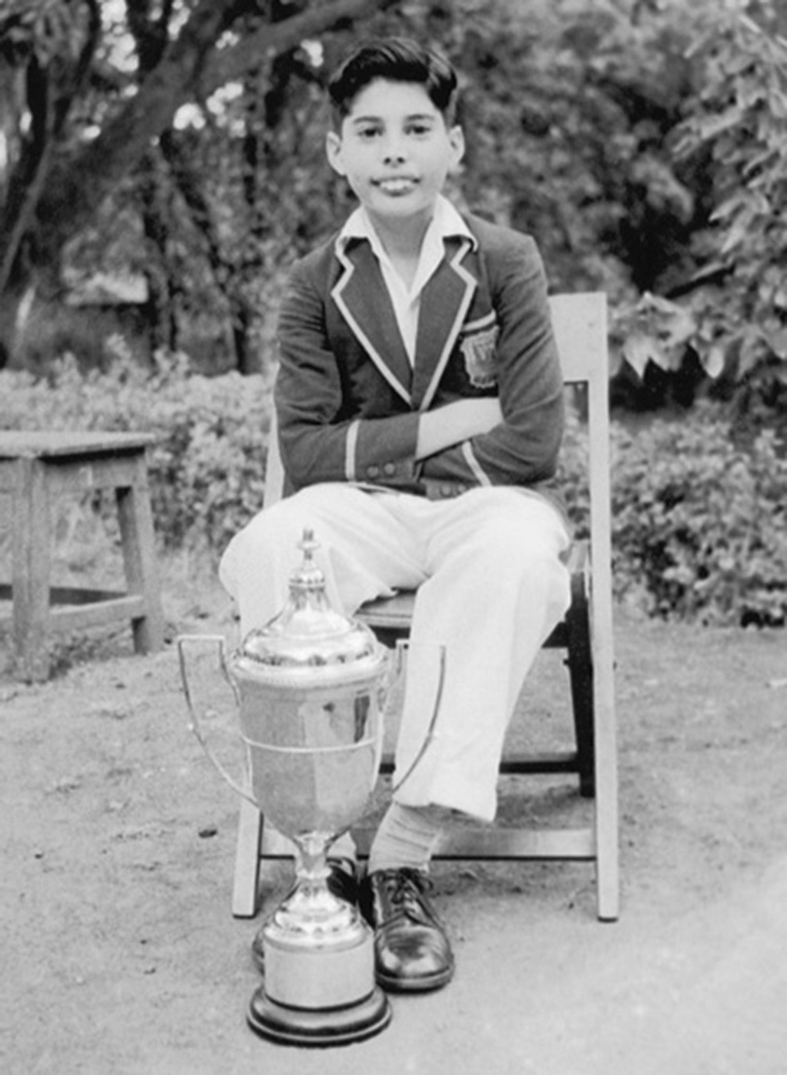 Freddie con una copa ganada al cricket. Era muy bueno