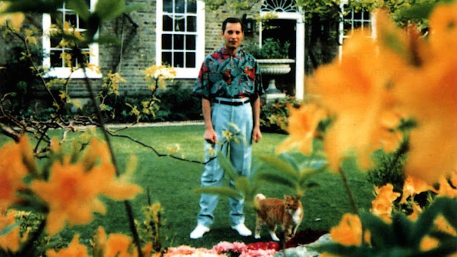 La última foto de Freddie Mercury en el jardín de su casa en Londeres, fomada por su pareja, Jim Hutton