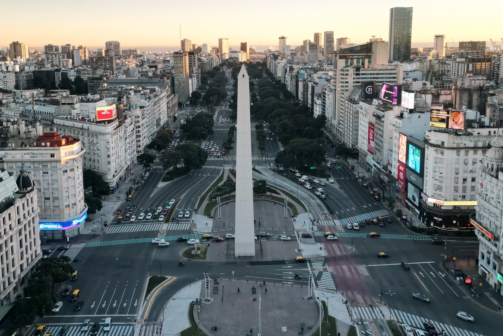 Fotografía que muestra la avenida 9 de julio y el obelisco este jueves en Buenos Aires (Argentina). EFE/Juan Ignacio Roncoroni 