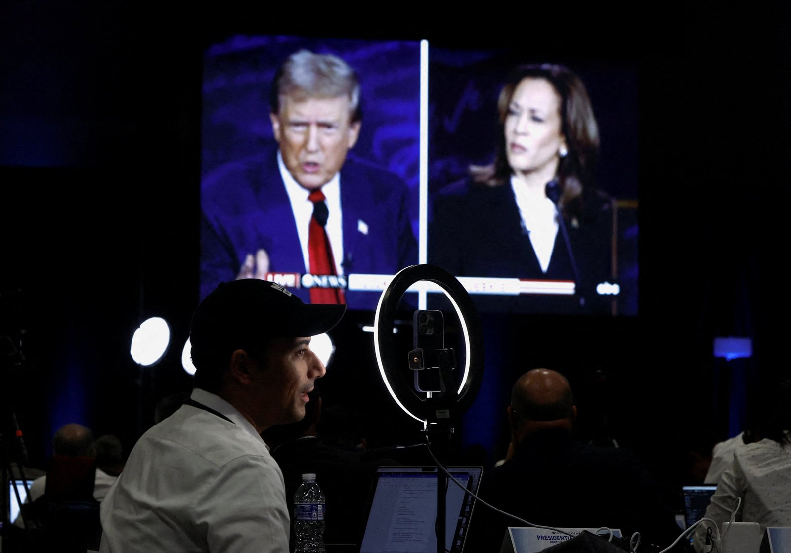 Ambos candidatos tenían la presión de proyectar imágenes tranquilizadoras para los votantes indecisos (REUTERS/Evelyn Hockstein)