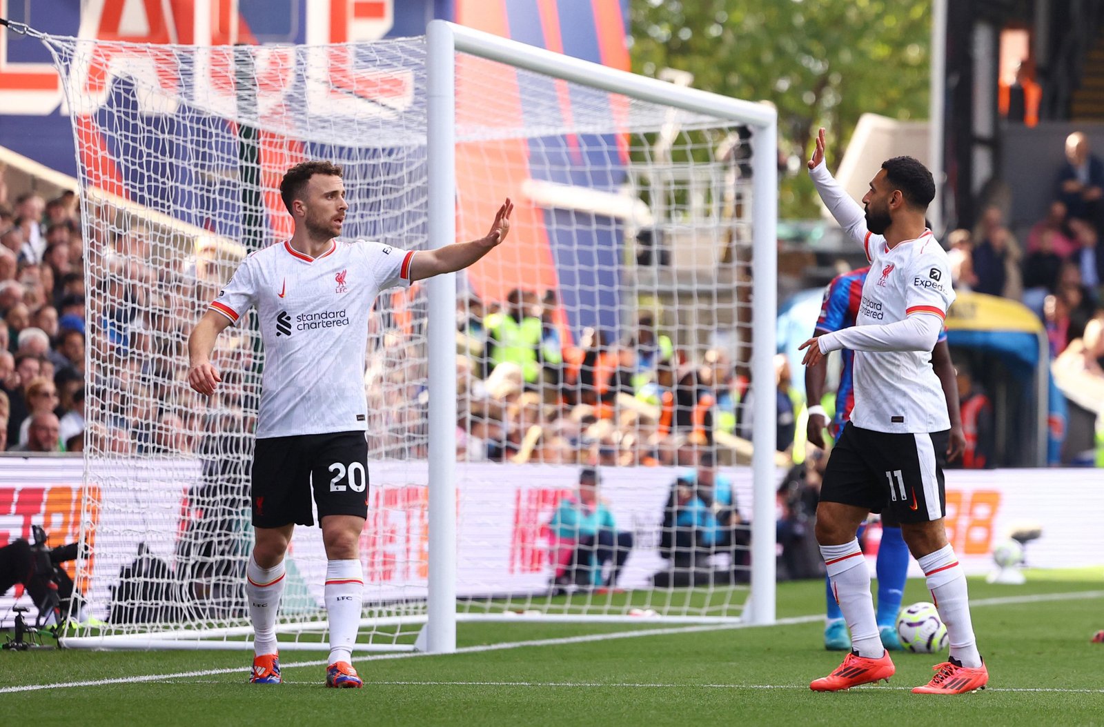 Salah y Jota celebrando el primer gol-crédito Hannah Mckay/REUTERS