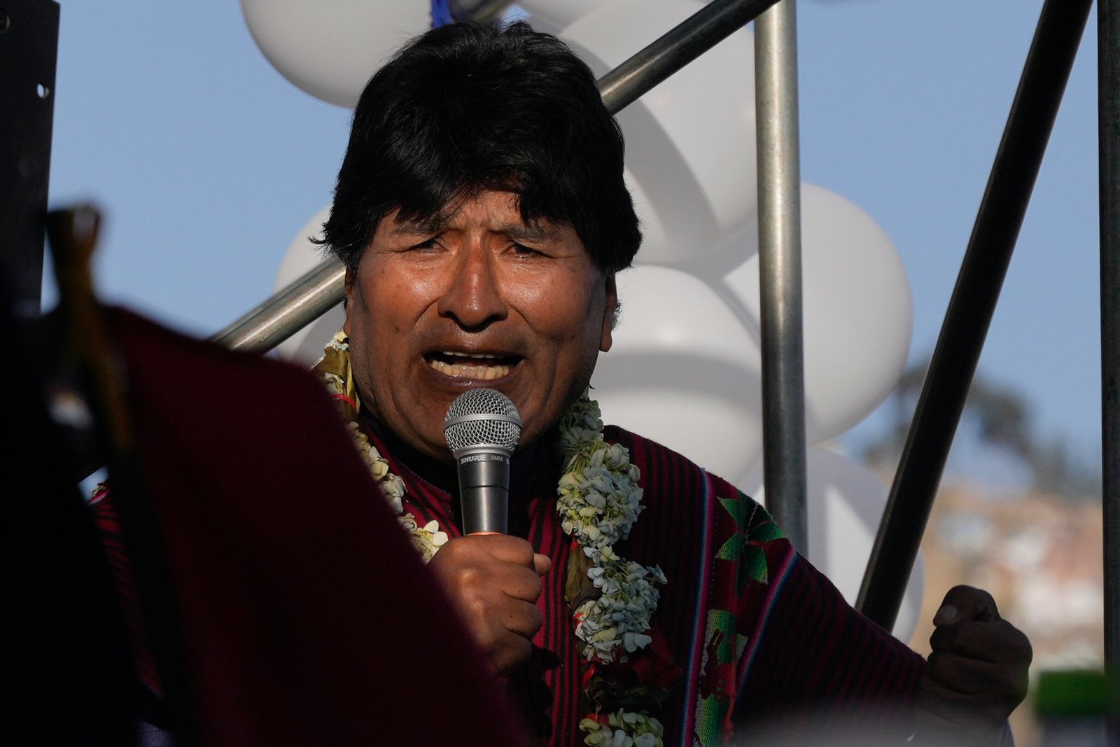 El expresidente Evo Morales se dirige a sus simpatizantes tras marchar hacia La Paz, Bolivia, para protestar contra el mandatario actual Luis Arce, el lunes 23 de septiembre de 2024. (AP Foto/Juan Karita)