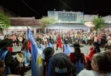 La fiesta de Cosquín también se vive en sus calles